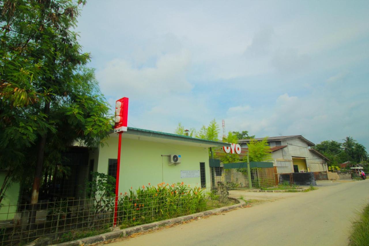 Oyo 1596 Taman Homestay Syariah Dumai Exterior photo